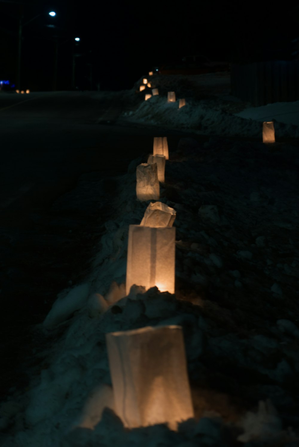 夜間の雪に覆われた地面に白いコンクリートブロック