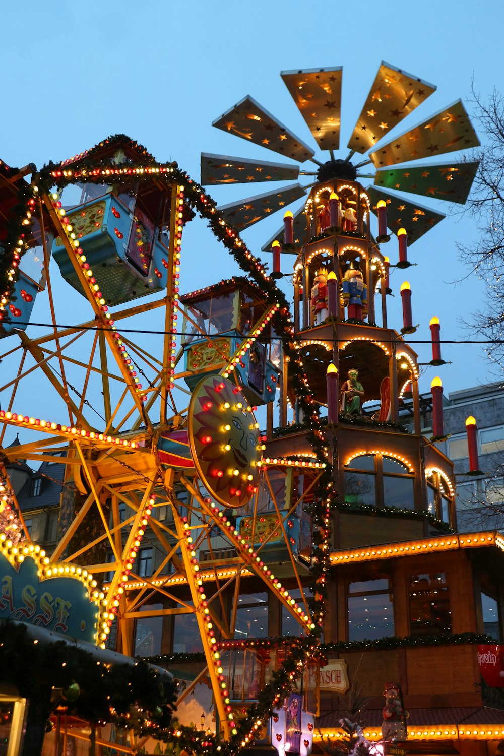 yellow and blue ferris wheel