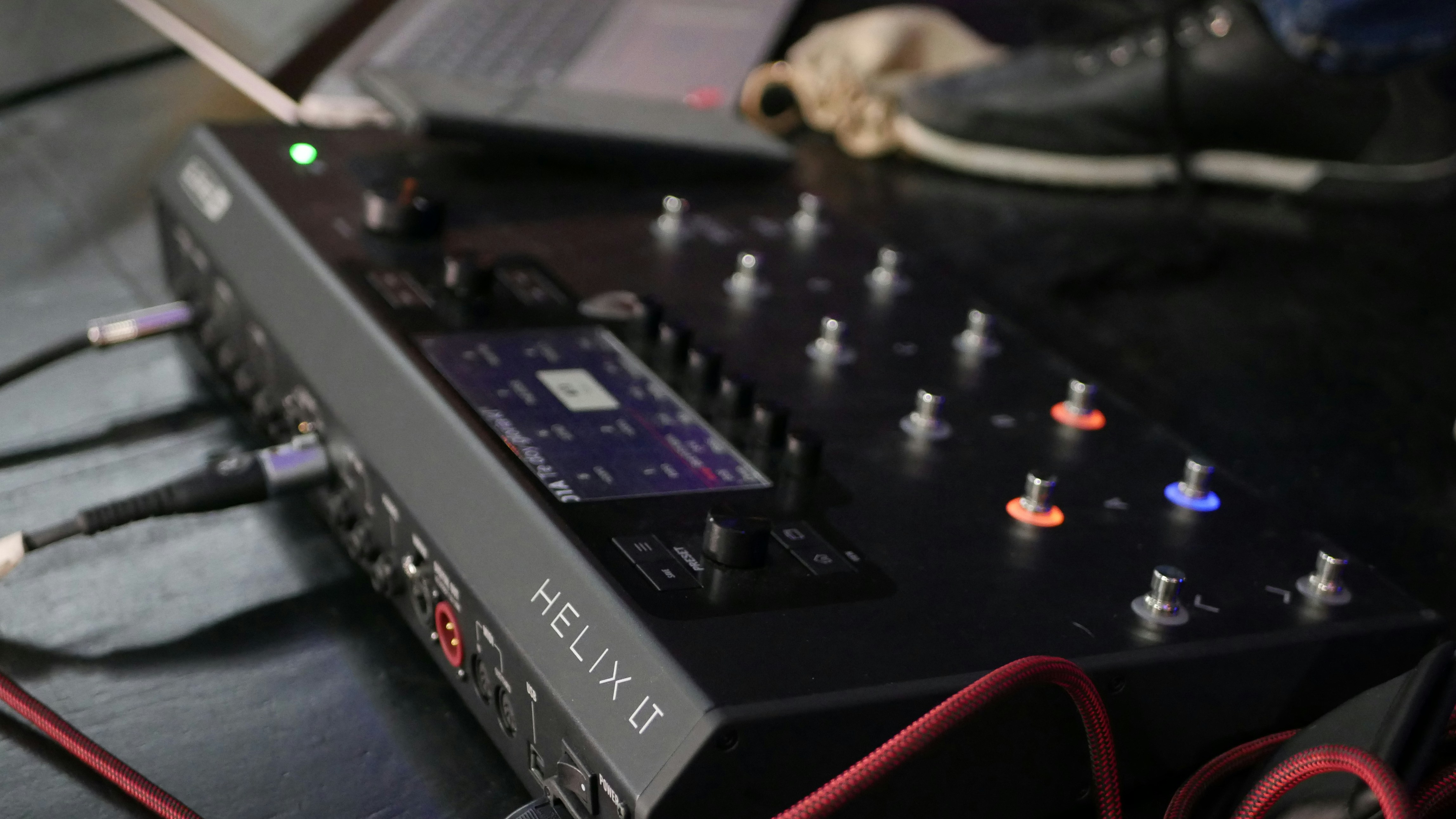 テーブルの上でブラックのオーディオミキサーがオンになっています