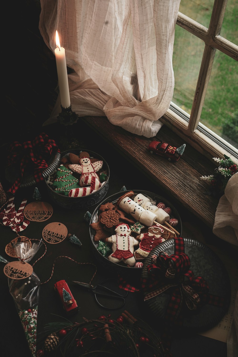 Mantel rojo y blanco con estampado de muñeco de nieve