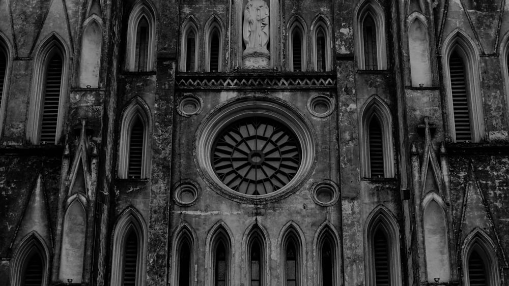 Photo en niveaux de gris d’un bâtiment en béton