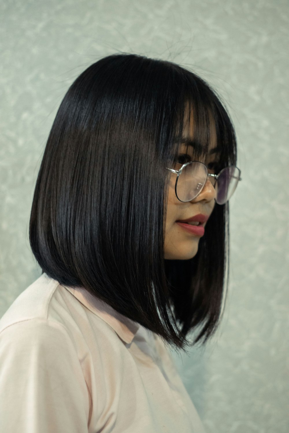 Mujer con camisa blanca con gafas de montura negra