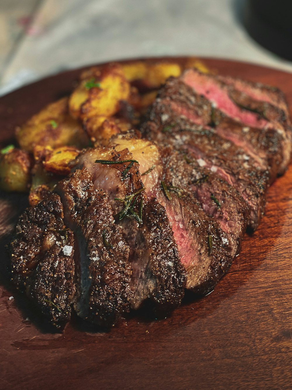 gegrilltes Fleisch auf braunem Holztisch