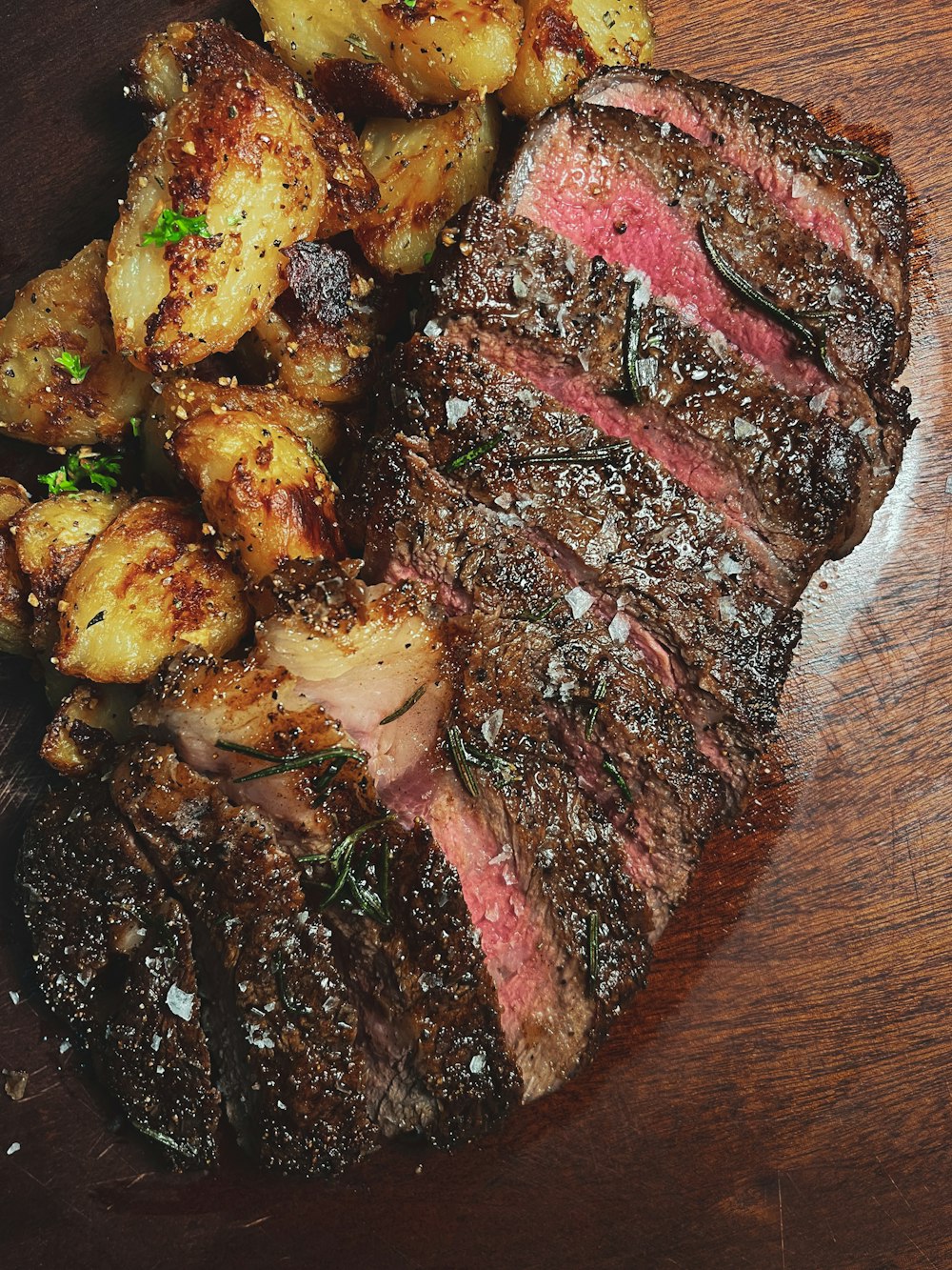 comida cozida na mesa de madeira marrom