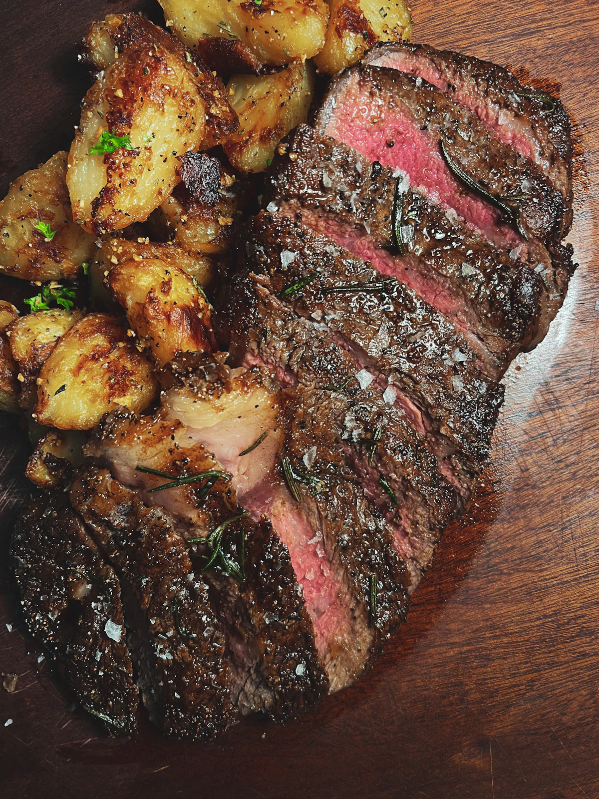 Viande rôtie sur la table