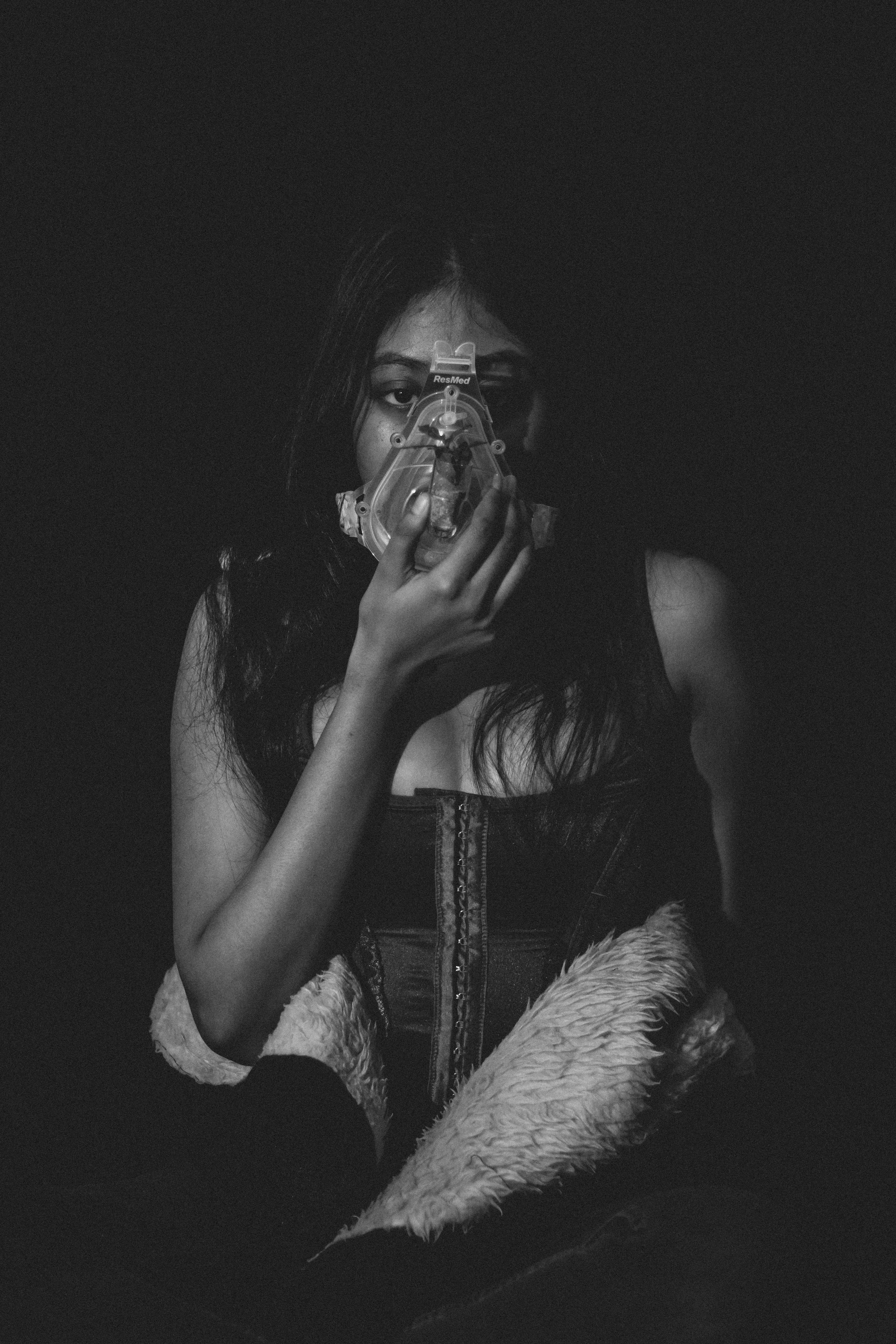 タバコを吸う女性のグレースケール写真の写真 Unsplashで見つけるグレーの無料写真