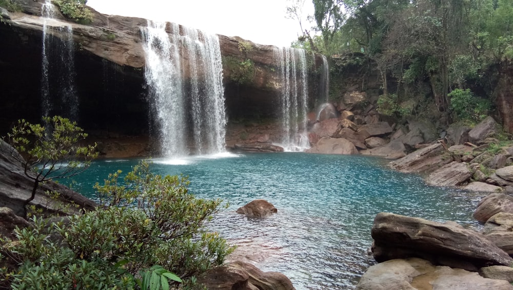 waterfalls on rocky shore during daytime