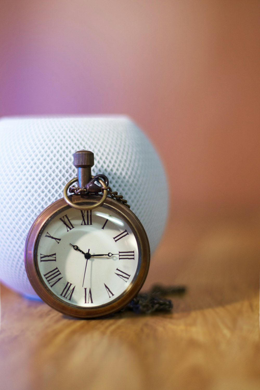 Montre analogique argent et blanc