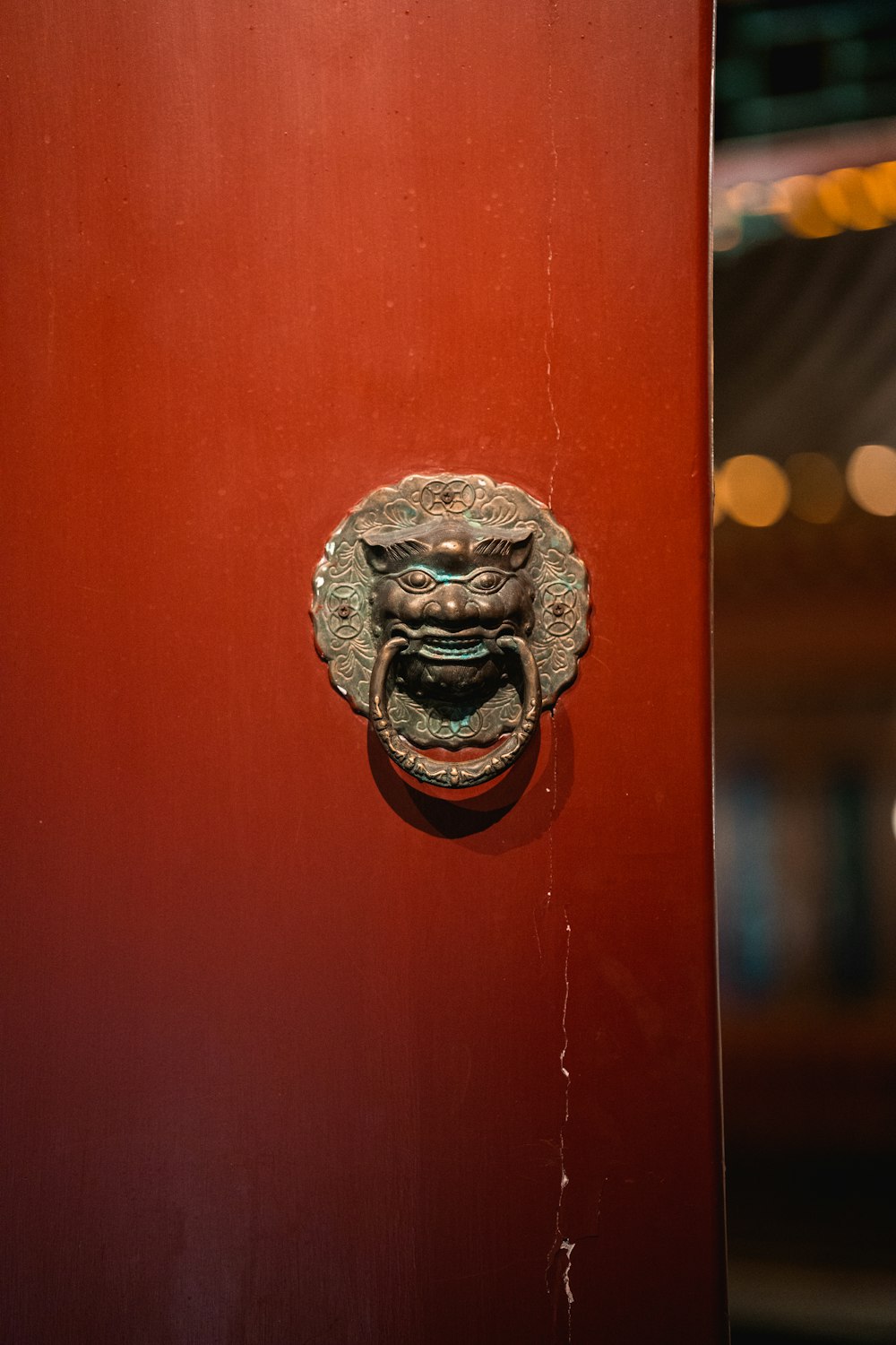 茶色の木製の人間の顔の彫刻が施されたドア
