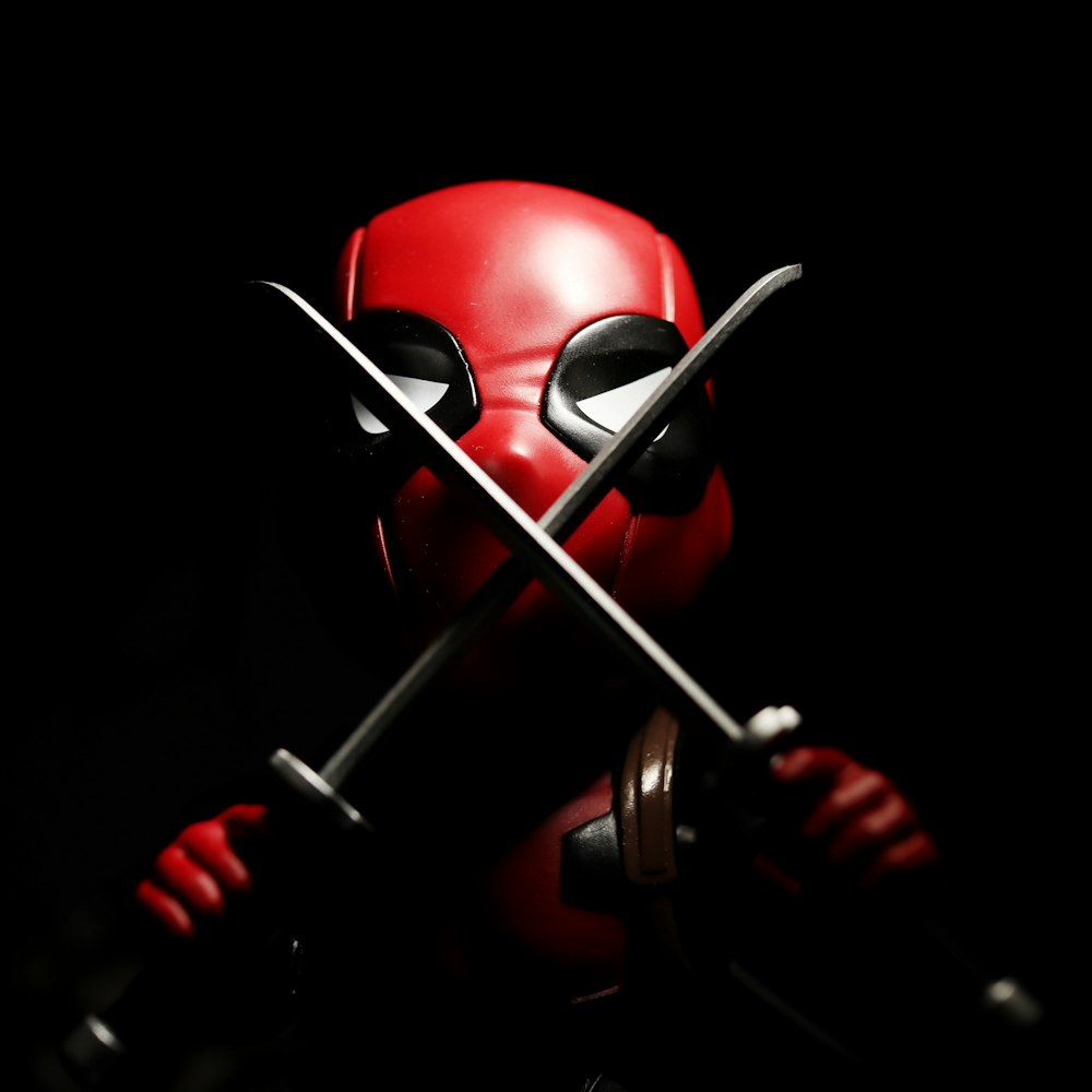 rote und schwarze Maske Maske