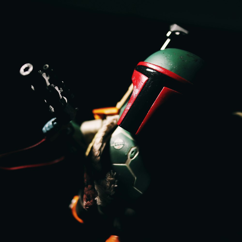 brinquedo robô vermelho e preto