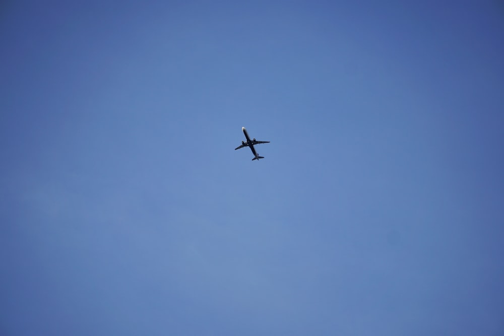 Avión en el cielo durante el día