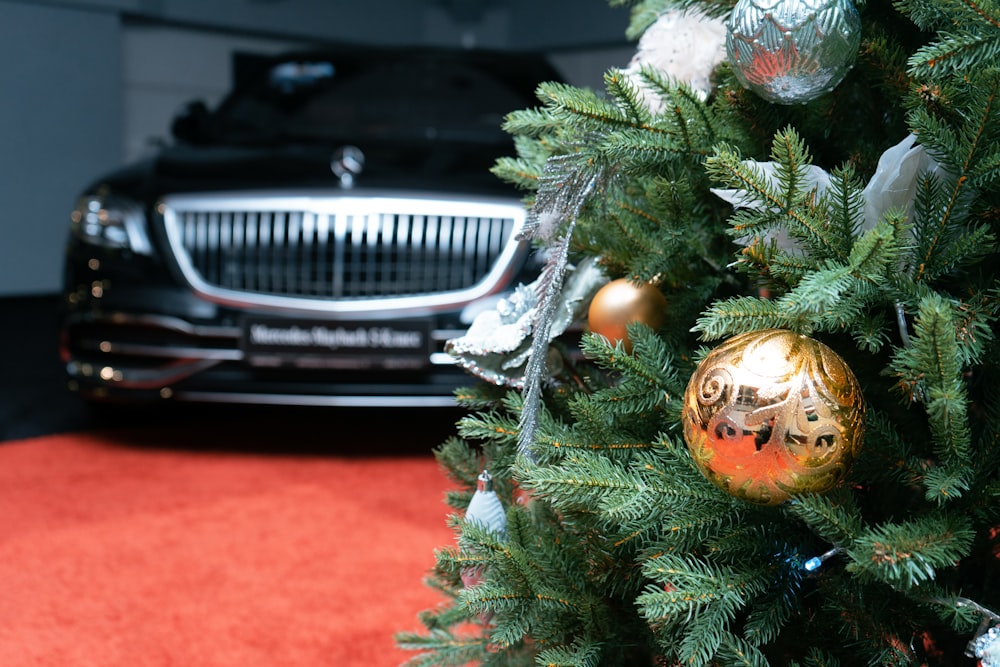 Sapin de Noël vert et blanc avec boules de Noël