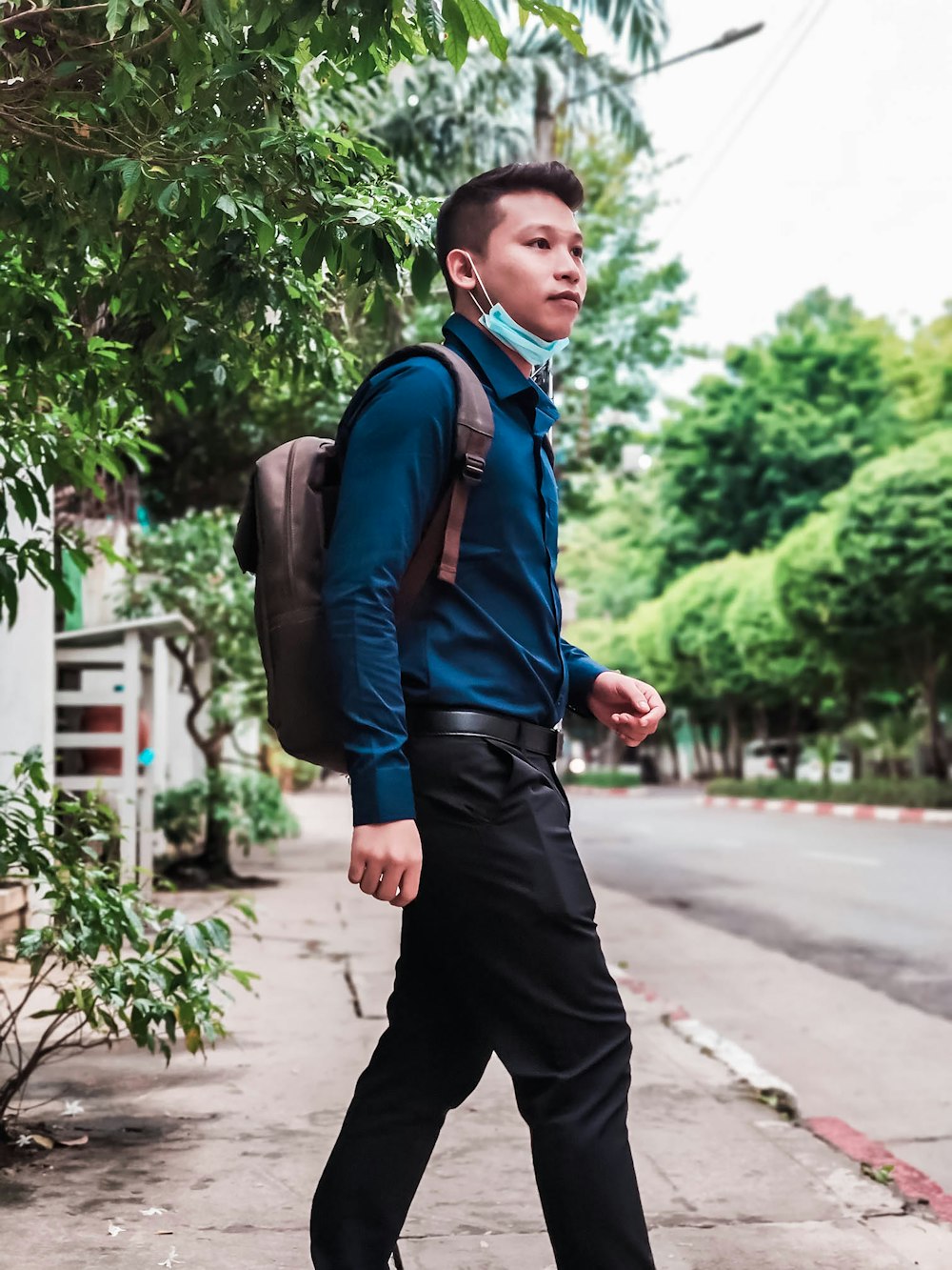 Foto Hombre con chaqueta azul y pantalón negro caminando por la calle el día – Imagen Negocio gratis en Unsplash