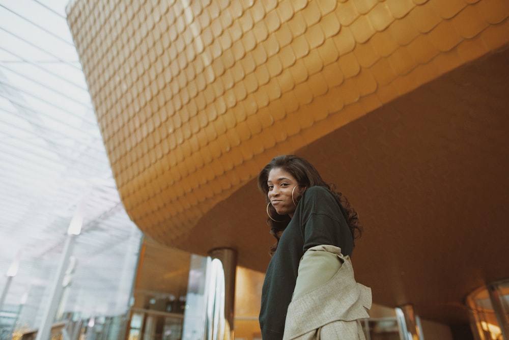 Femme en hijab noir et manteau gris