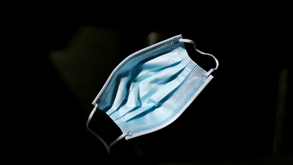 blau-weiße Unterwäsche auf schwarzem Hintergrund