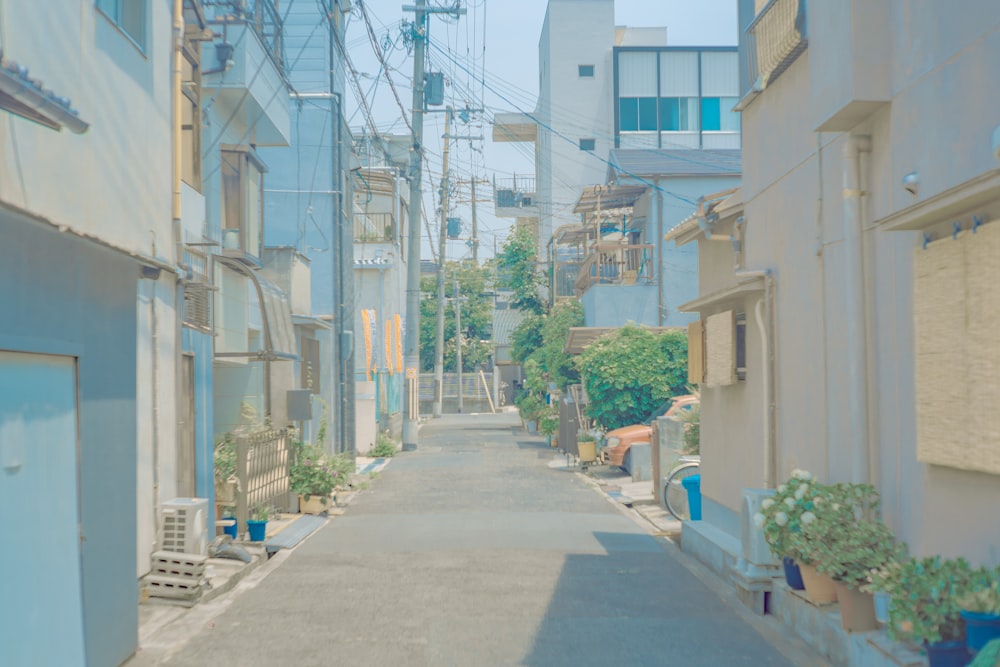 昼間の建物の間の灰色のコンクリート道路