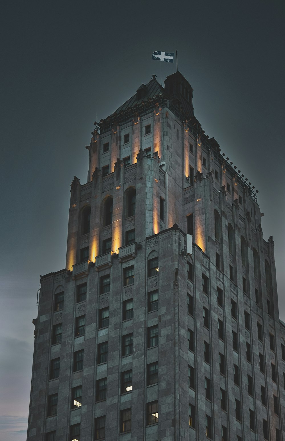 edificio in cemento marrone durante la notte