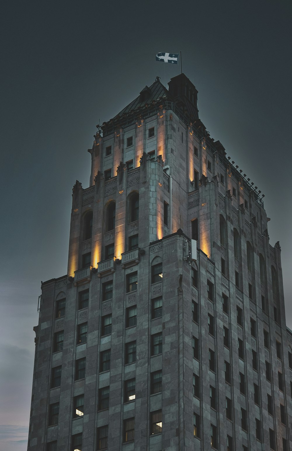 Edificio de hormigón marrón durante la noche