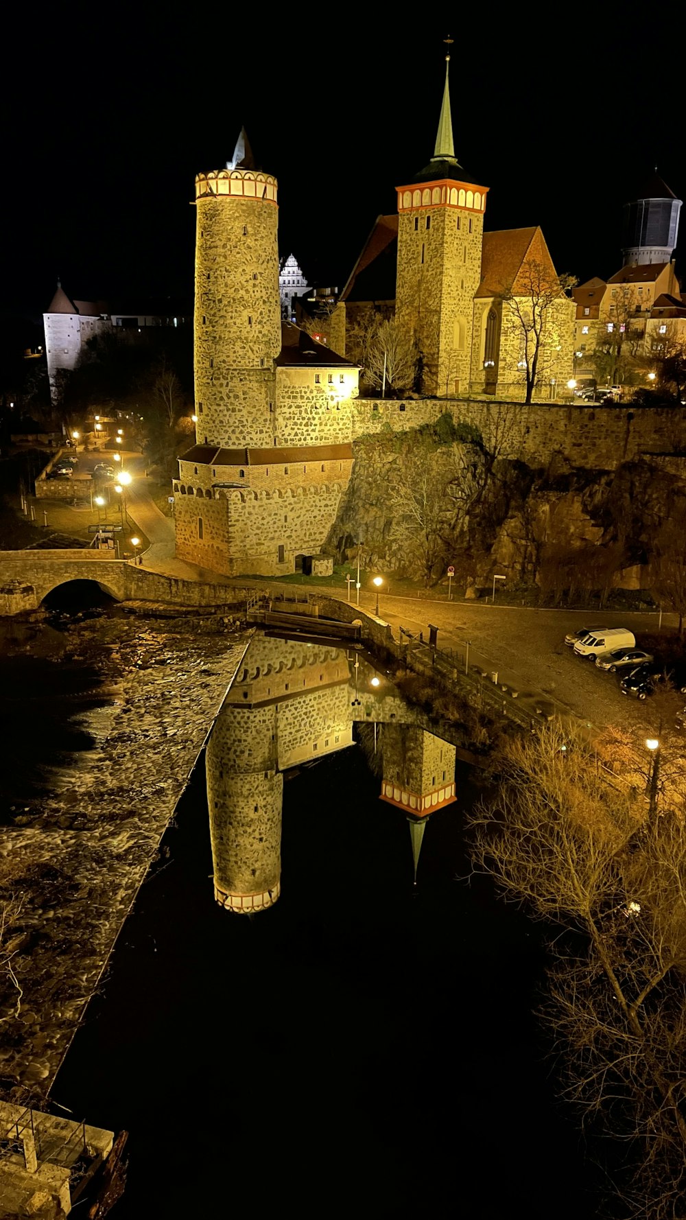 Edificio de hormigón blanco durante la noche