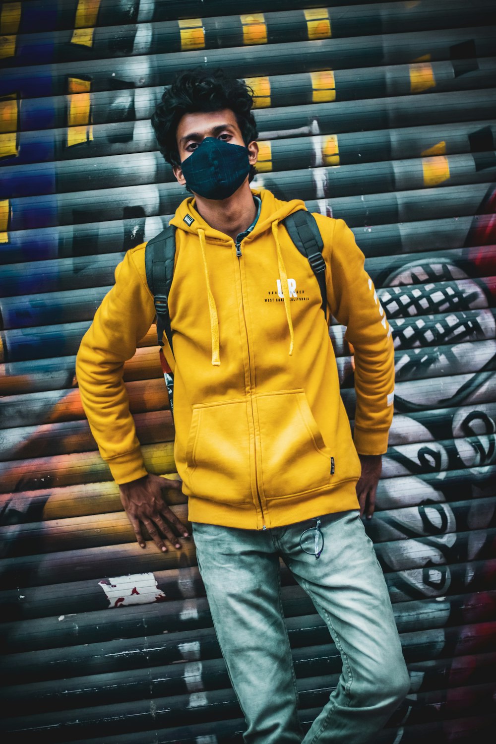 Foto Hombre con chaqueta amarilla con cremallera y jeans azules de pie –  Imagen Amarillo gratis en Unsplash