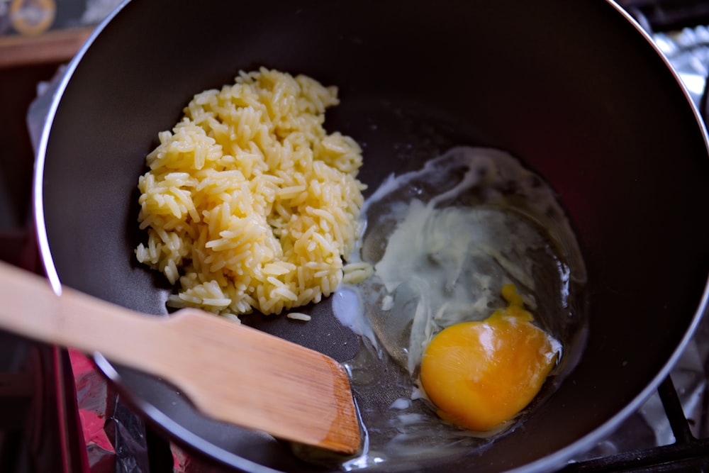 쌀과 계란으로 채워진 프라이팬