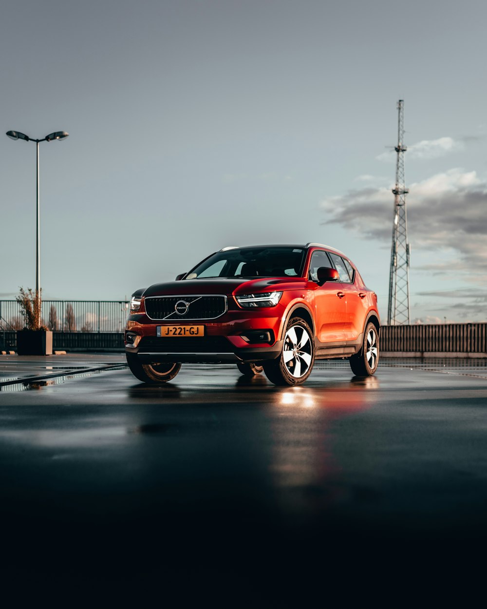 BMW X 6 rouge sur route pendant la journée