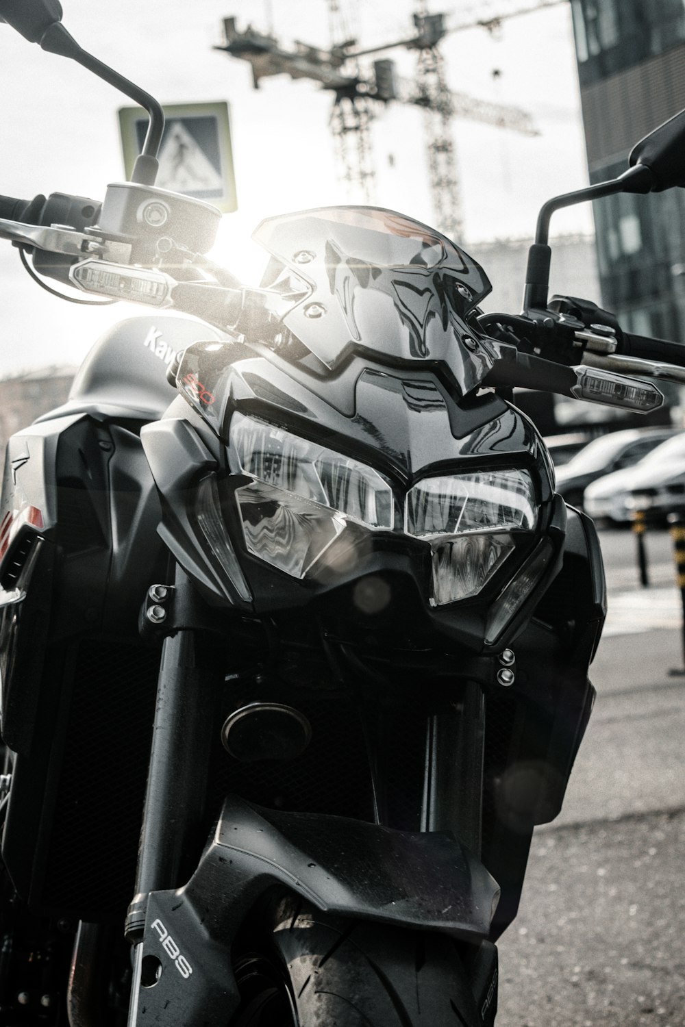 Moto nera con casco giallo e bianco