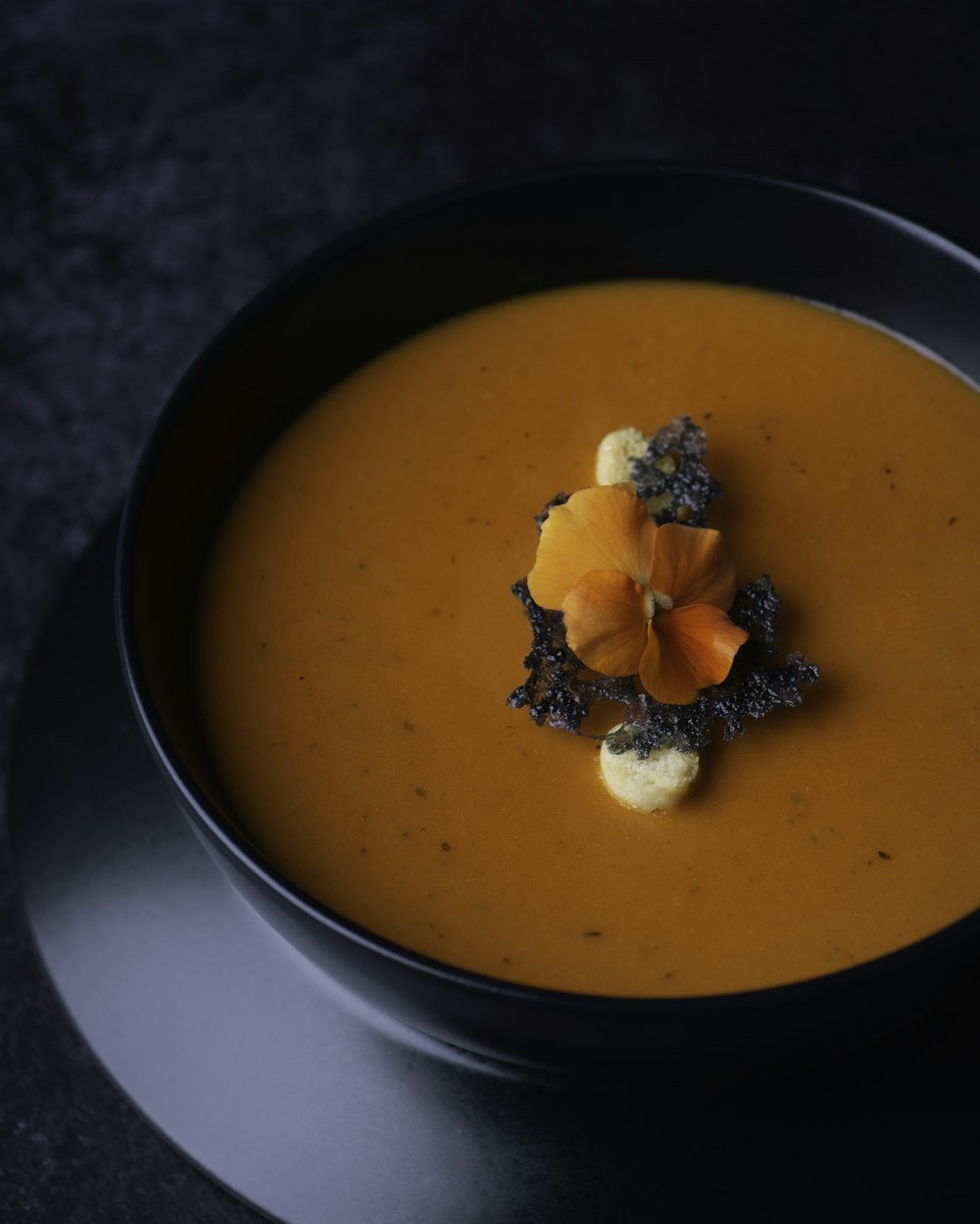 Soupe dans un bol en céramique blanche