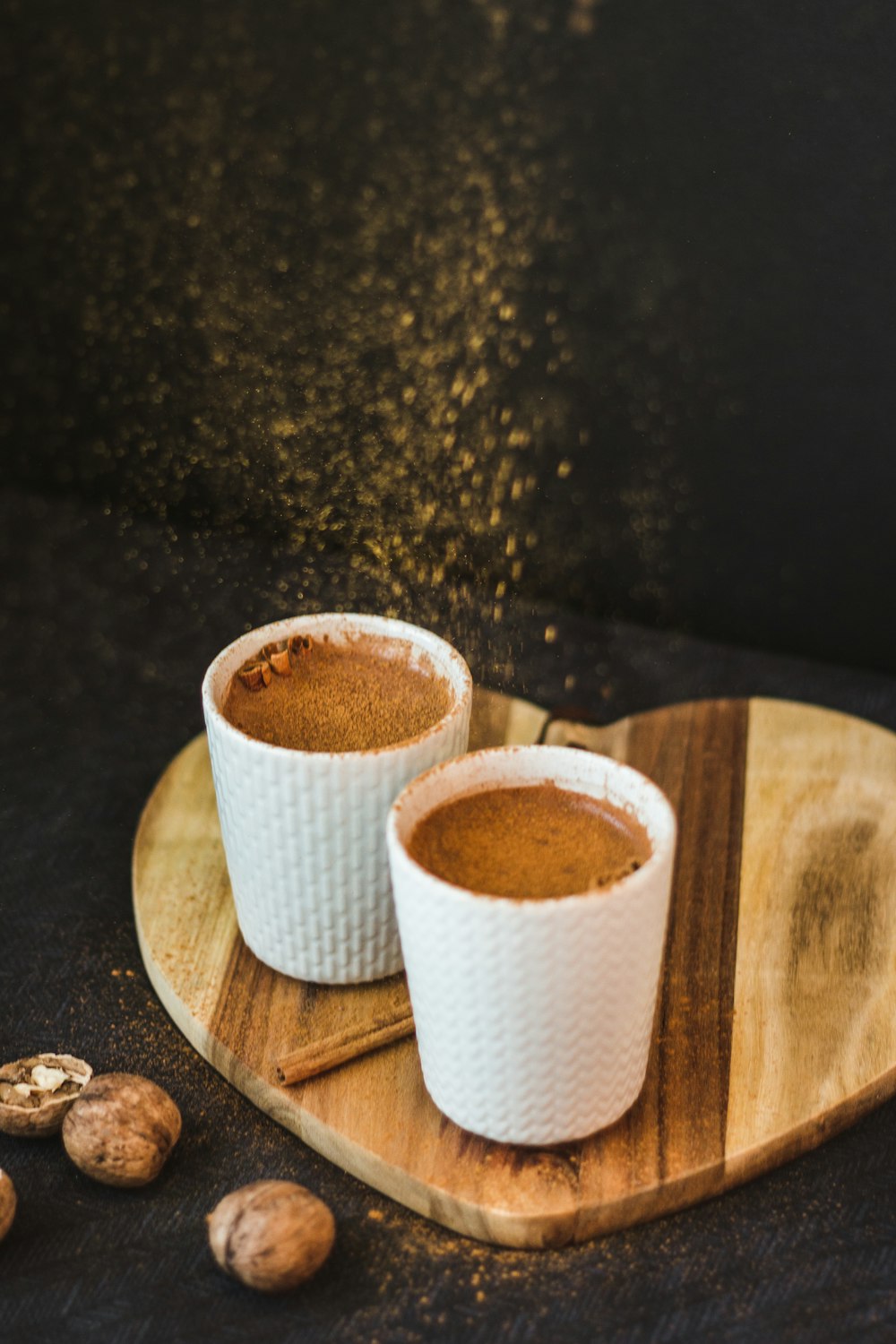 gobelet en papier blanc sur dessous de verre en bois marron