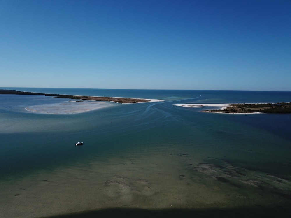 blauer Himmel über dem Strand