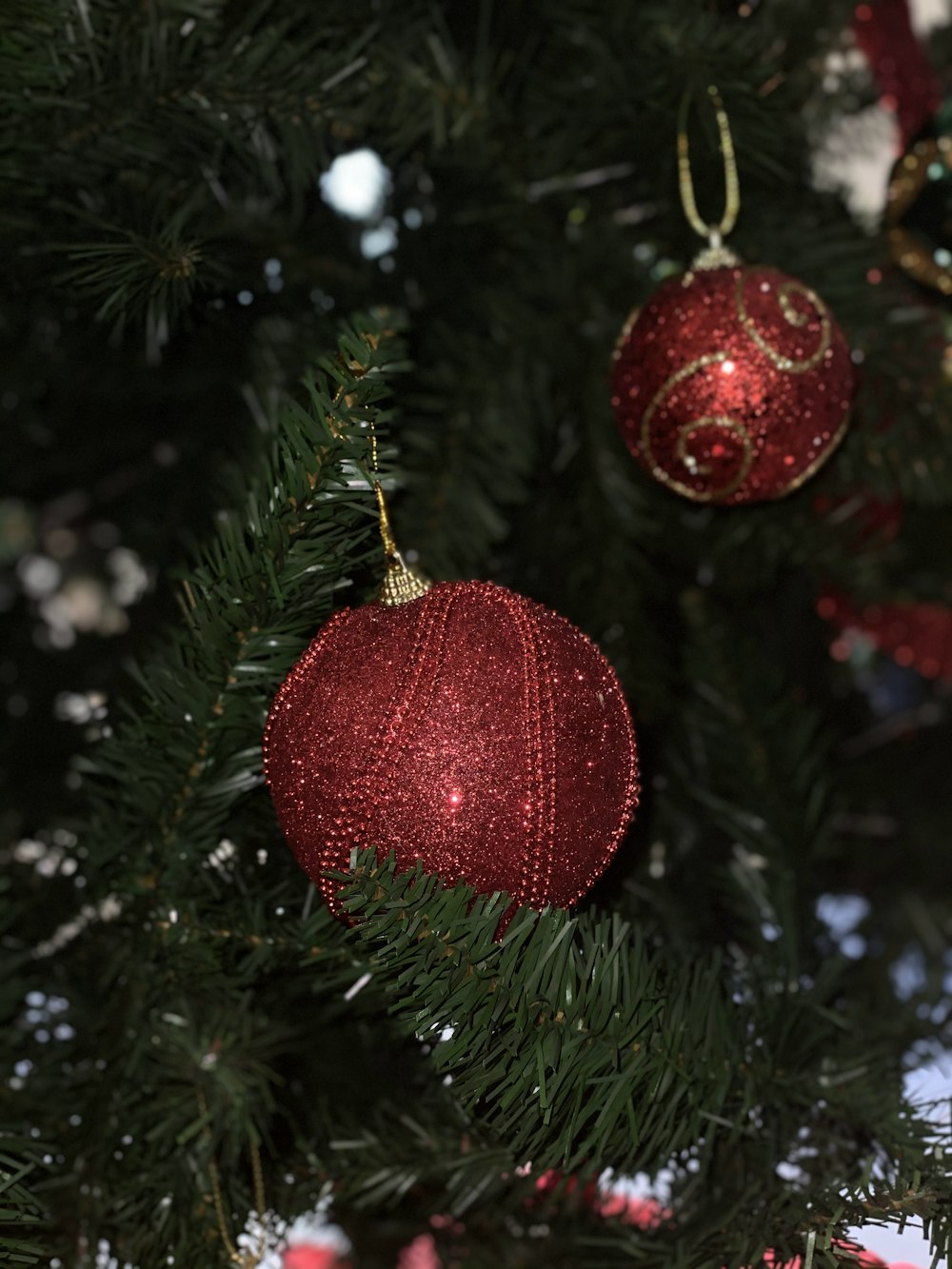 Foto enfeite vermelho na árvore de Natal verde – Imagem de Estados unidos  grátis no Unsplash