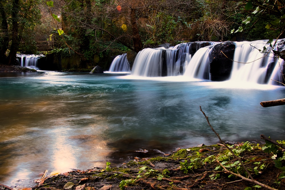 Wasserfälle im Wald