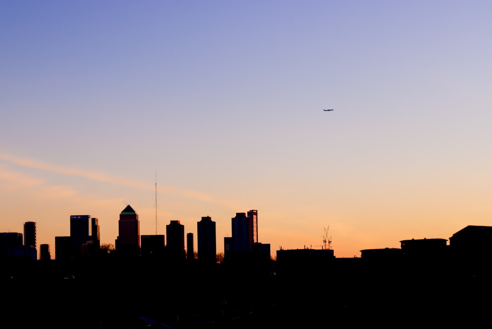 silhouette de bâtiments de la ville au coucher du soleil