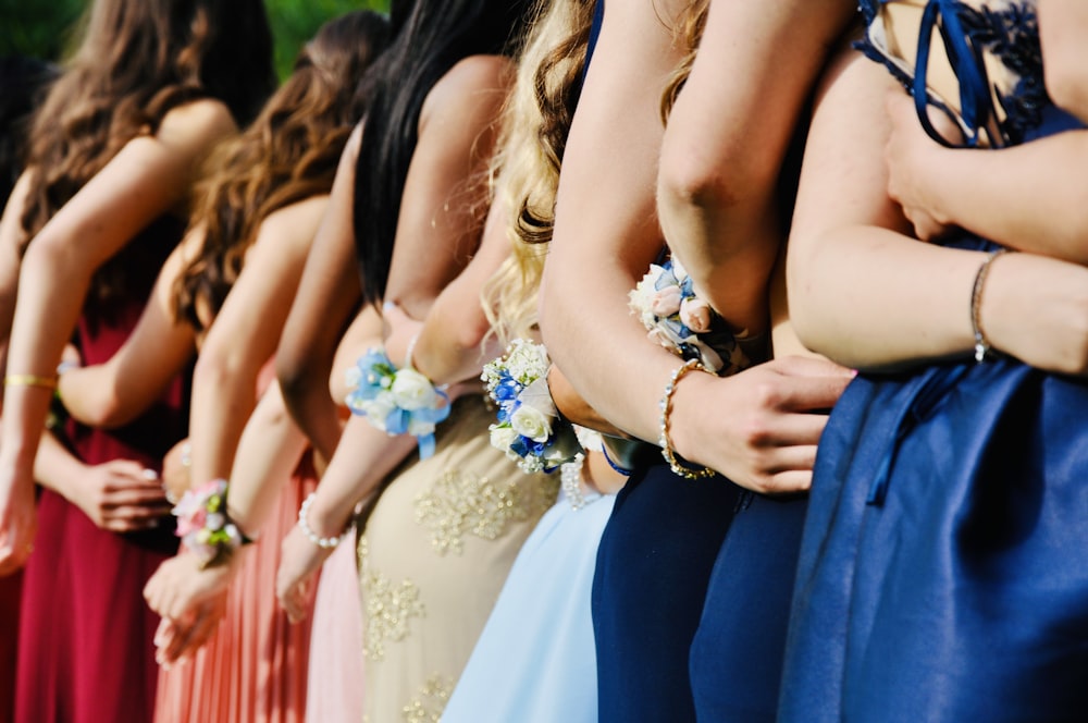 Frau in blauem ärmellosem Kleid mit blau-weißer Blumentiara