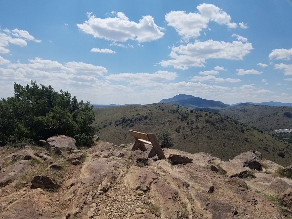 montanha marrom sob o céu azul durante o dia