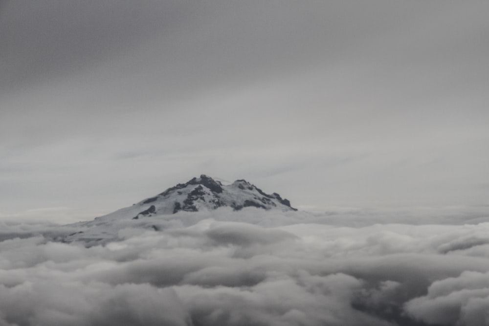 montaña cubierta de nieve bajo el cielo nublado durante el día