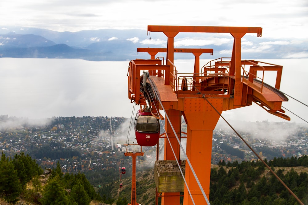 orangefarbener und schwarzer Metallturm