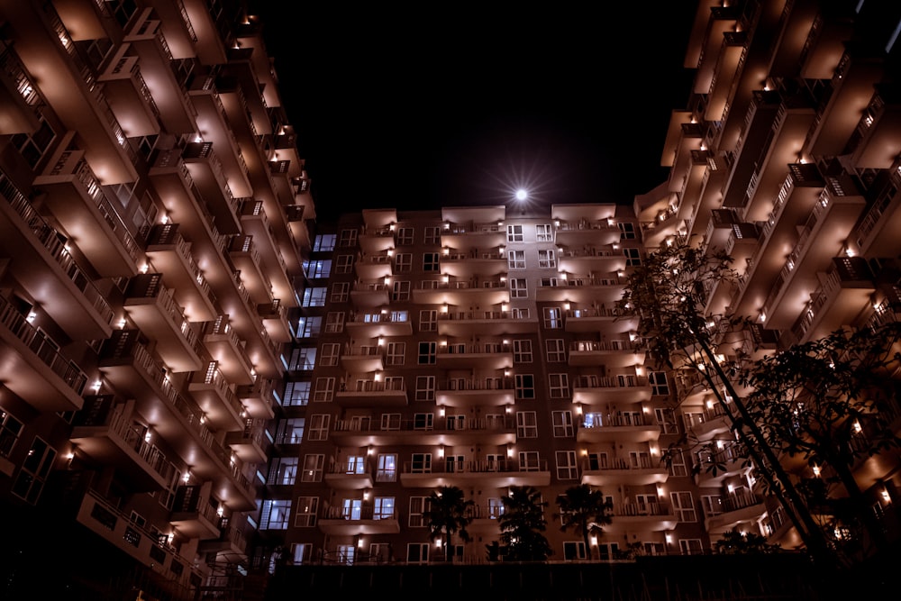 braun-weiß beleuchtetes Gebäude während der Nacht