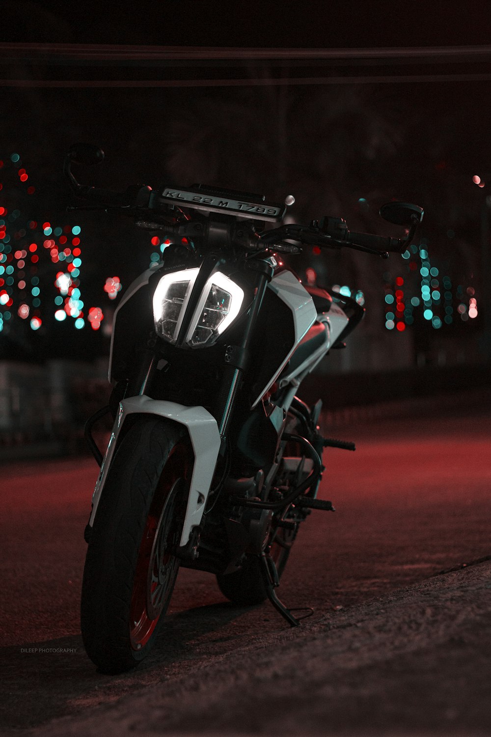 Schwarz-Weiß-Motorrad nachts unterwegs