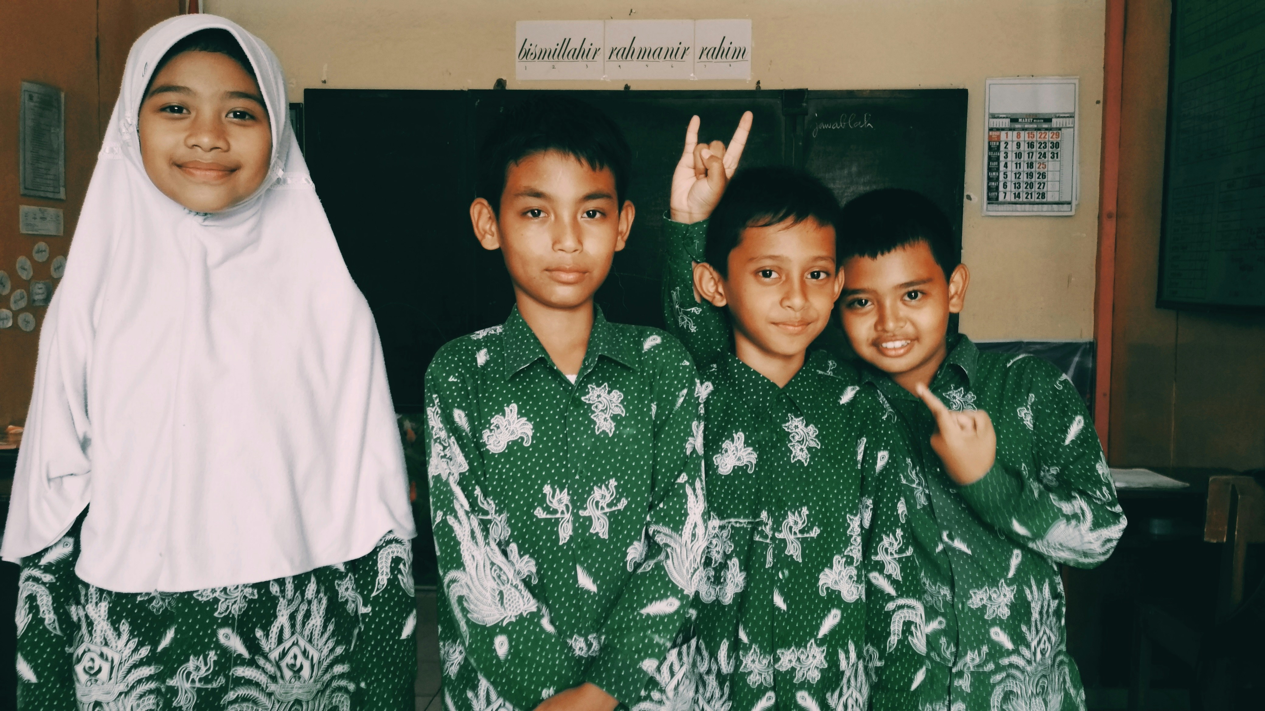 2 pria berjubah bunga hitam dan putih