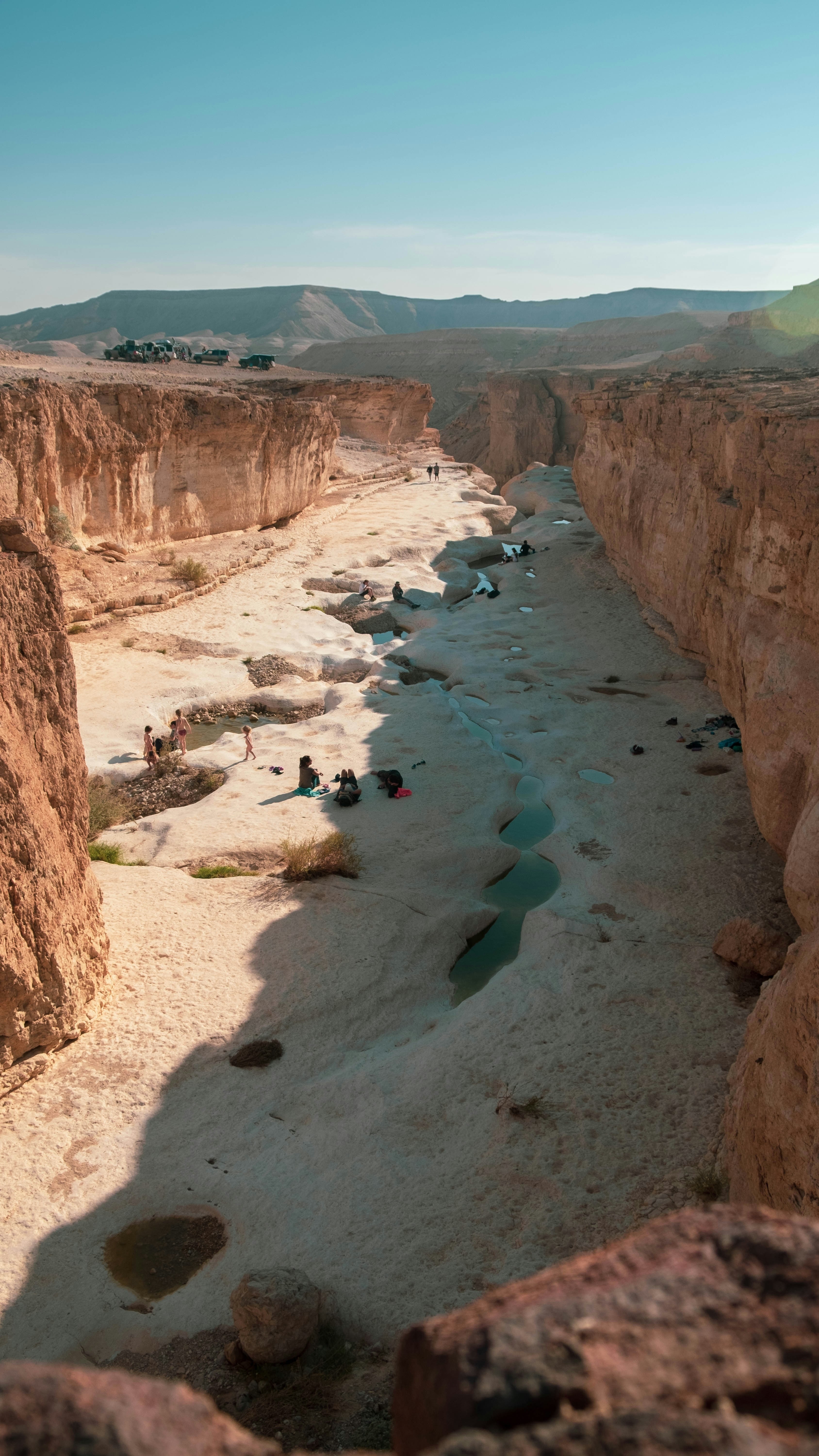 Gente en la playa durante el día