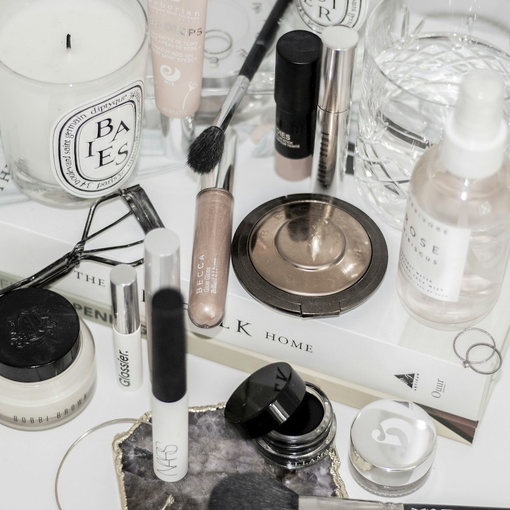 Kit de maquillage sur table blanche