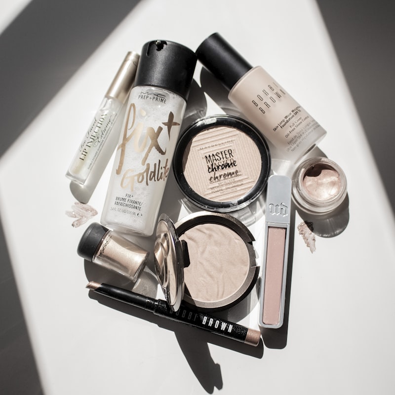 Kit cosmetico essenziale con prodotti in ordine