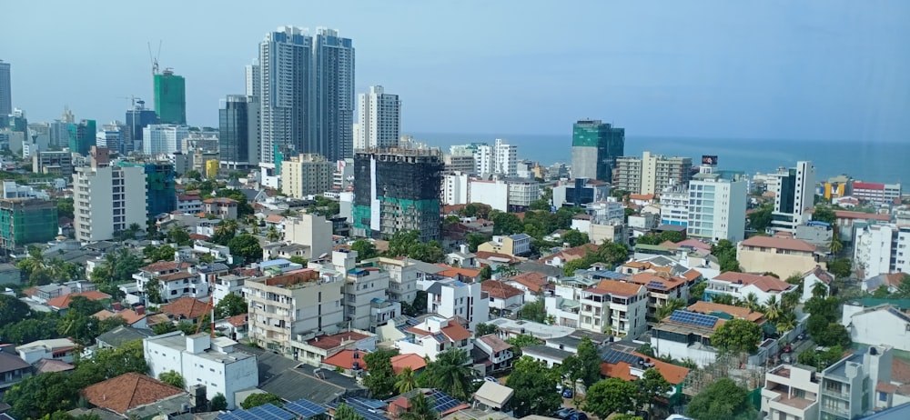 vista aérea dos edifícios da cidade durante o dia