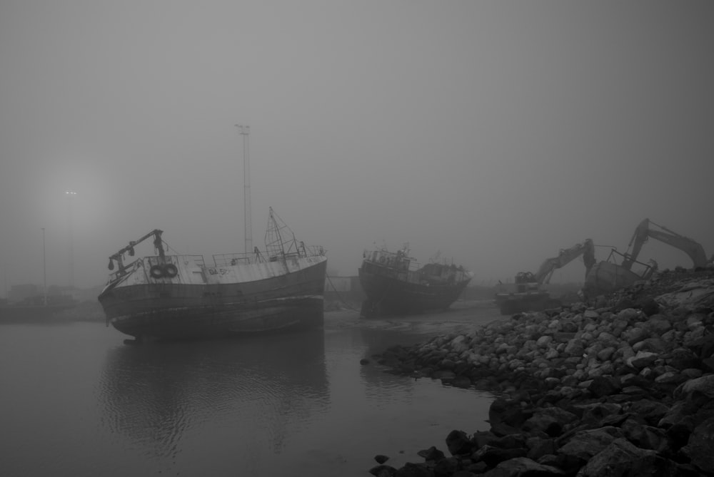 foto em escala de cinza do barco na água