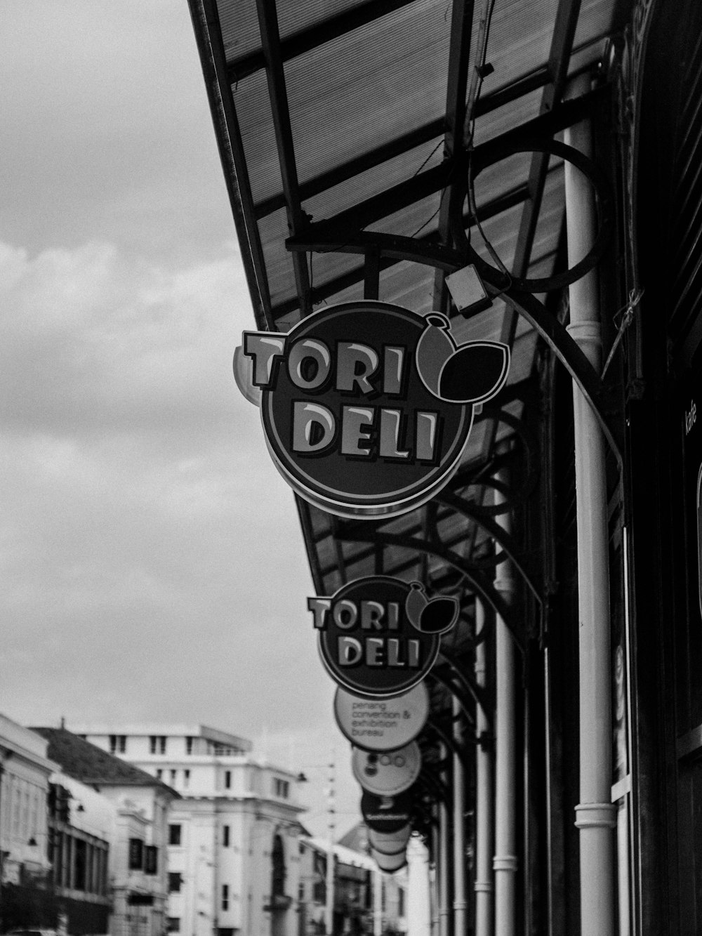 Una foto in bianco e nero di un cartello per una gastronomia