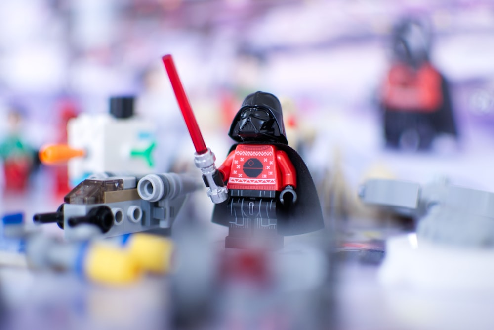 Rotes und schwarzes Lego-Spielzeug