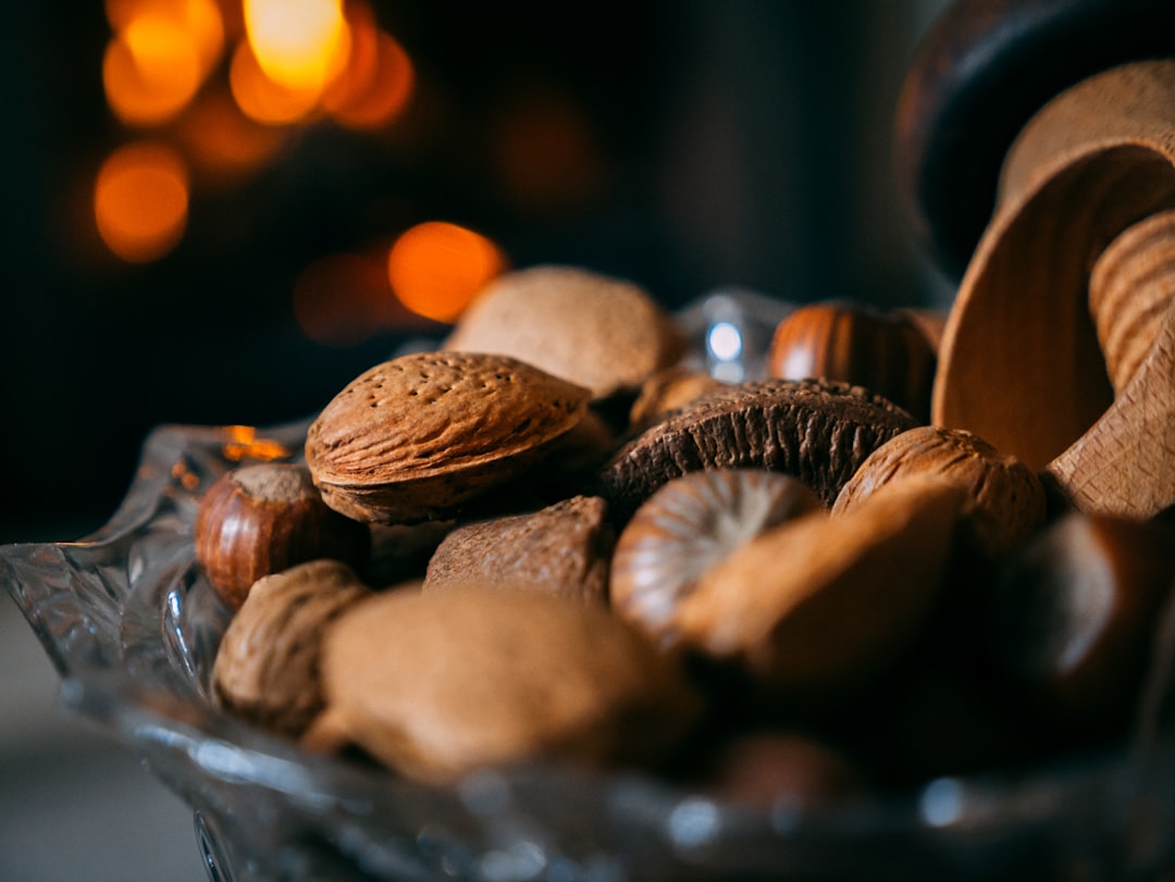 brown and white mushrooms in clear glass bowl,