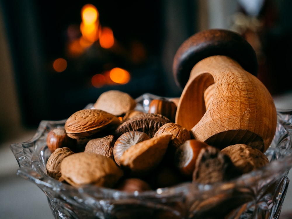 funghi marroni e bianchi in ciotola di vetro trasparente